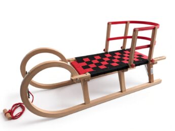 Slittino di legno tradizionale Spolnota Tatry 110cm con schienale rosso